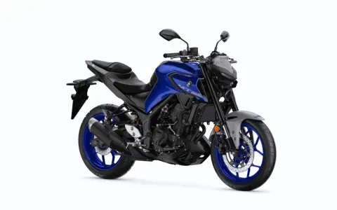 Niebieski motocykl Yamaha MT-03 z czarnymi akcentami i niebieskimi felgami, gotowy na miejskie przygody.