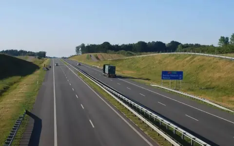 Autostradą A1 w kierunku Gdańska, z widocznym znakiem informującym o odległości do Pruszczu Gdańskiego i Gdańska.