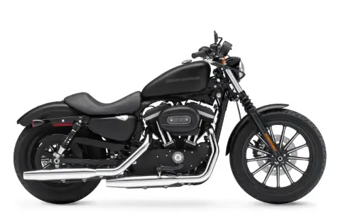 Czarny motocykl Harley-Davidson Sportster. Ten model to świetny wybór, jeśli zastanawiasz się, jaki chopper jest najmniej awaryjny.