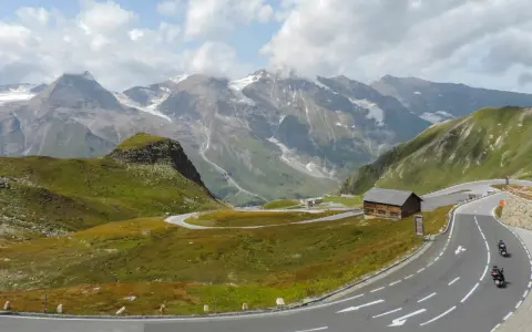 Grossglockner motocyklem: Jak pokonać 36 zakrętów Alp?