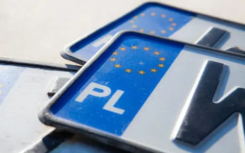 Zbliżenie na polskie tablice indywidualne motocykl z symbolem UE.