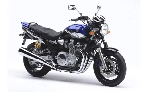 Stylowy motocykl Yamaha XJR w kolorze niebiesko-czarnym, z chromowanymi elementami i potężnym silnikiem.