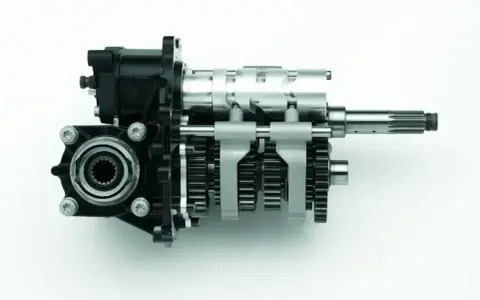Mechanizm skrzyni biegów z zębatkami i wałkami, umożliwiający płynną zmianę biegów bez sprzęgła.