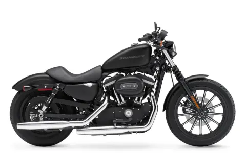 Czarny Harley-Davidson Sportster 883. Idealny chopper do 20 tys. zł dla początkujących i doświadczonych motocyklistów.
