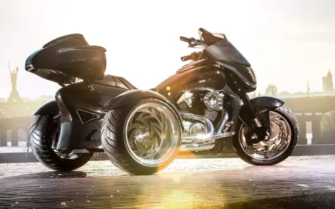 Lśniące, czarne motocykle trójkołowe na kat B. Majestatyczne maszyny z chromowanymi felgami, gotowe na podbój dróg.