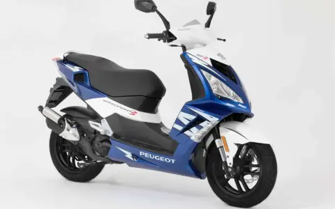 Niebiesko-biały skuter Peugeot Speedfight 3, jeden z najbardziej bezawaryjnych skuterów 50.