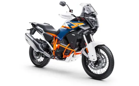 Pomarańczowo-niebieski motocykl KTM 1290 Super Adventure R gotowy na każdą wyprawę.