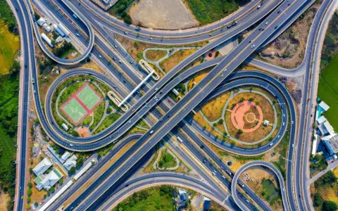Autostrada vs ekspresówka: Co je dzieli? Prędkość, opłaty, znaki
