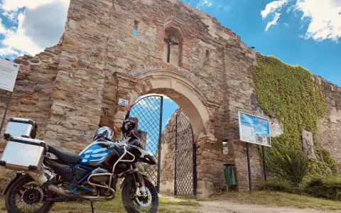 Motocyklem z Krakowa: Od łagodnych pętli po górskie winkielki!