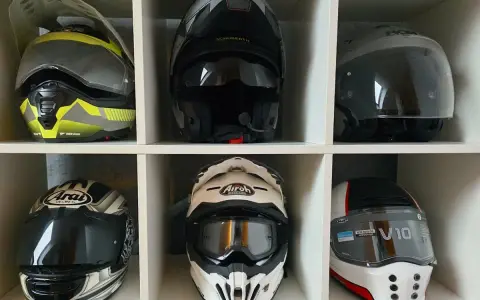 Różne rodzaje kasków motocyklowych: szczękowy, enduro, integralny, modułowy. Kolekcja dla każdego fana dwóch kółek.