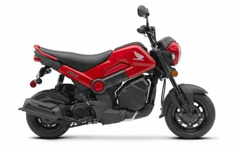Czerwony skuter Honda Navi z czarnymi akcentami, idealny do miejskich podróży.