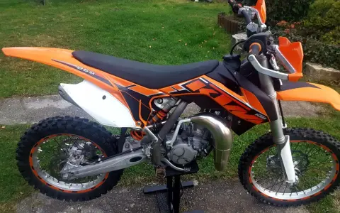 Pomarańczowy KTM SX 85 gotowy do jazdy, z pewnością osiągnie imponującą prędkość maksymalną.