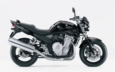 Czarny motocykl Suzuki Bandit 600, z widocznym silnikiem i wydechem. Idealny do miasta i na trasę, sprawdź suzuki bandit 600 dane techniczne.