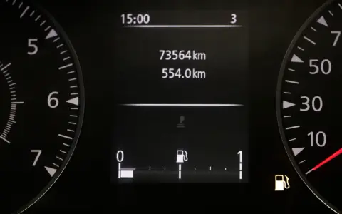 Na desce rozdzielczej widać zegar 15:00, licznik 73564 km i wskaźnik paliwa. To już spora motogodzina!
