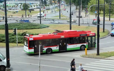 Czerwony trolejbus z napisem "Lublin" na ulicy. Zastanawiasz się, jak dojadę do celu? Ten pojazd to dobry trop.