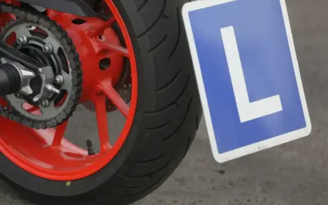 Tablica "L" na motocyklu. Czy z prawem jazdy AM można wozić pasażera?