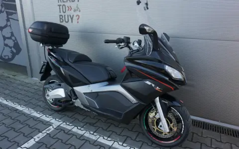 Czarny skuter Aprilia SRV 850 z kufrem, gotowy do zakupu.