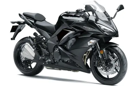 Czarny motocykl Kawasaki Z1000SX z matowym wykończeniem, sportową sylwetką i dużą szybą.