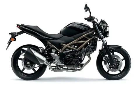 Czarny motocykl Suzuki SV 650 z widocznymi danymi technicznymi, w tym kratownicową ramą i silnikiem V-twin.