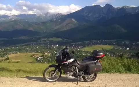 Motocykl na tle górskiej panoramy. Idealne miejsce na rozpoczęcie wielka pętla bieszczadzka trasa.
