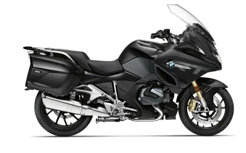 Czarny motocykl turystyczny BMW R 1250 RT z kuframi, gotowy na dalekie podróże.