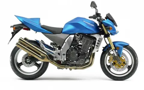 Błękitny Kawasaki Z1000, z mocnym silnikiem i podwójnym wydechem, gotowy do jazdy, jakby miał moc V-max.
