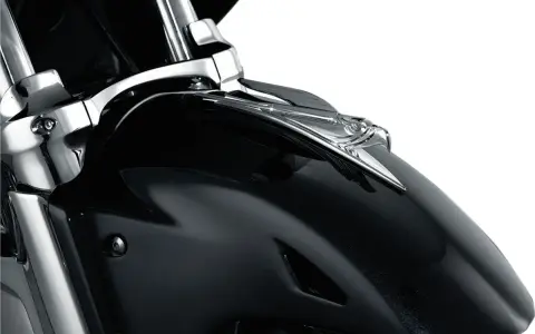 Błyszcząca, czarna owiewka motocykla z chromowanym orłem na przodzie.