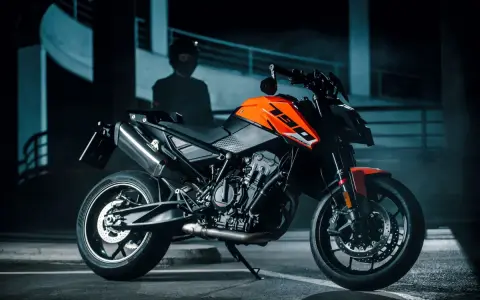 Pomarańczowy KTM Duke 790, gotowy do jazdy. Sprawdź jego dane techniczne i poczuj moc!