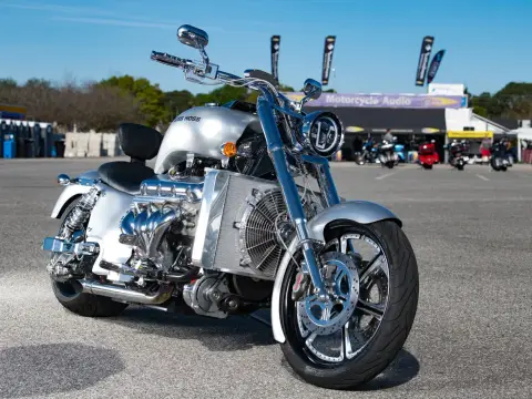 Srebrny Boss Hoss, największy motor na świecie, błyszczy na słońcu.