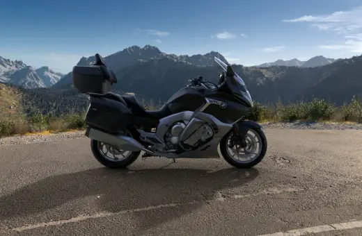 BMW 1600 GTL cena: luksusowy motocykl turystyczny na tle górskiego krajobrazu. Idealny na długie podróże.