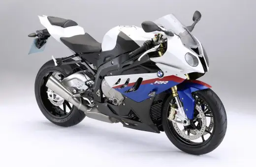Sportowy motocykl BMW S1000RR 2018 w biało-niebiesko-czerwonych barwach, gotowy do podboju toru wyścigowego.