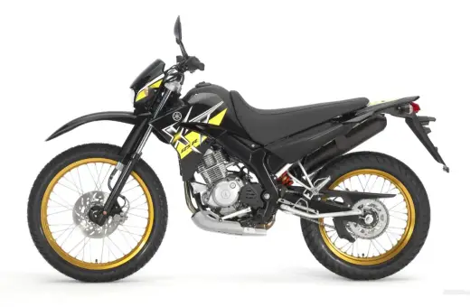 Czarny motocykl Yamaha z żółtymi akcentami i złotymi felgami. Idealny dla szukających motocykli do 5000 zł.