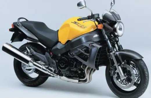 Żółty motocykl Honda X11, klasyk z lat 2000. Poznaj jego honda x11 dane techniczne i poczuj moc!