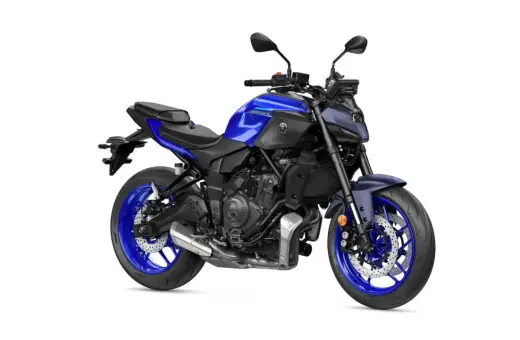 Niebieski motocykl Yamaha MT-07, z mocnym silnikiem, gotowy do jazdy, jak jego większy brat V-Max.