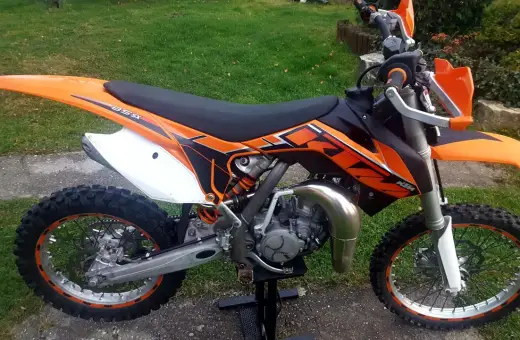 Pomarańczowy KTM SX 85 gotowy do jazdy, z pewnością osiągnie imponującą prędkość maksymalną.