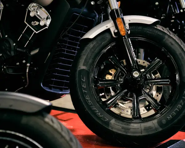 Ciśnienie w oponach motocykla: Czy wiesz, ile barów to norma?
