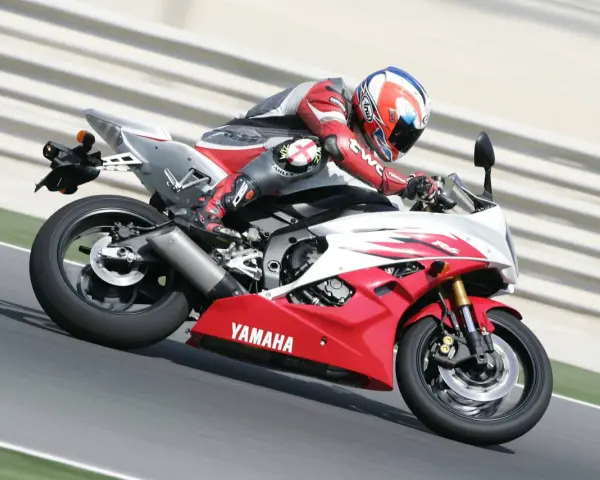 Motocyklista w czerwono-białym kombinezonie na torze ściga się na czerwono-białym motocyklu Yamaha. Od ilu lat trwa ta pasja?