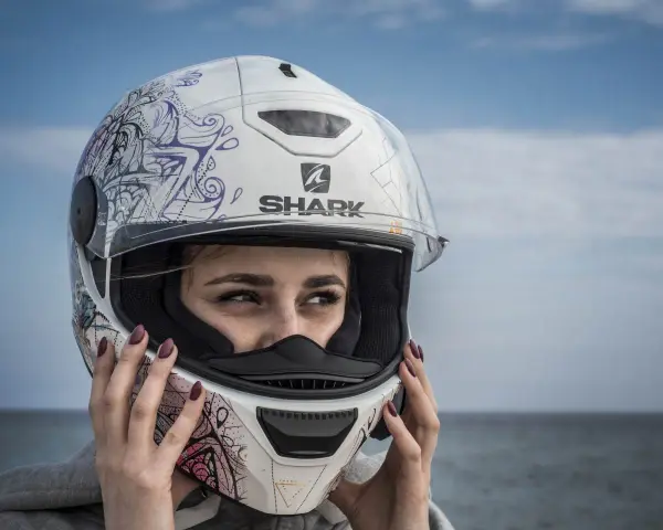 Kask motocyklowy: Jak wybrać bezpieczny i komfortowy? ECE 22.06