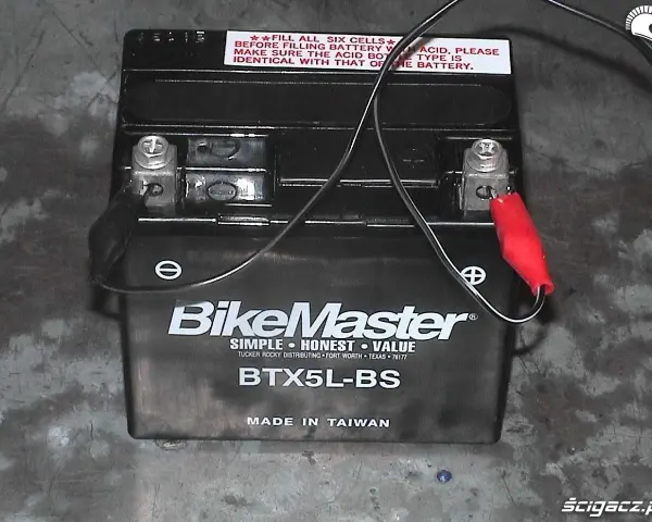 Akumulator motocyklowy BikeMaster BTX5L-BS podłączony do ładowarki. Zastanawiasz się, jakim prądem ładować akumulator? Sprawdź instrukcję.