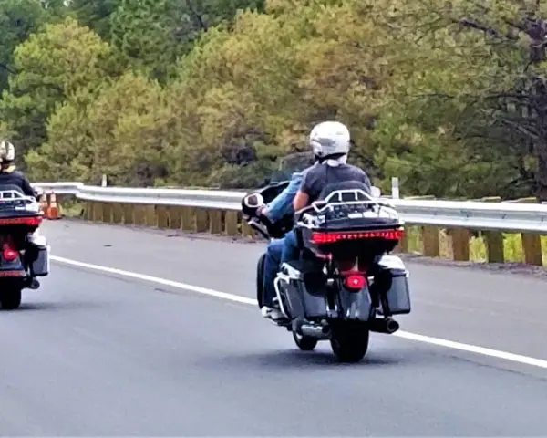 Trzech motocyklistów w kaskach jedzie drogą. Czy motocykl to pojazd samochodowy? To pytanie zadaje sobie wielu.