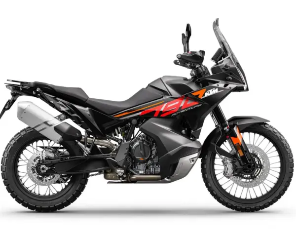Czarny motocykl KTM Adventure 790 z pomarańczowo-czerwonymi akcentami, gotowy na każdą przygodę.
