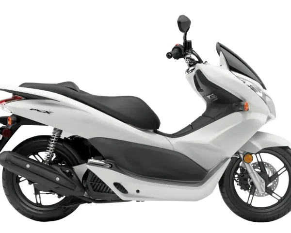 Biały skuter Honda PCX, idealny do miasta. Zastanawiasz się, ile pali skuter? Ten model jest bardzo oszczędny!