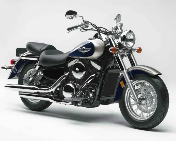 Kawasaki Vulcan 1500 wady: klasyczny cruiser z chromowanymi elementami, dwuosobowym siedzeniem i dużą mocą.