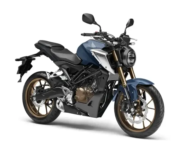 Niebieski motocykl Honda CB125R, uznawany za najmocniejszy motocykl 125, z brązowymi felgami i nowoczesnym designem.