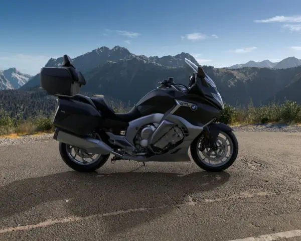 BMW 1600 GTL cena: luksusowy motocykl turystyczny na tle górskiego krajobrazu. Idealny na długie podróże.