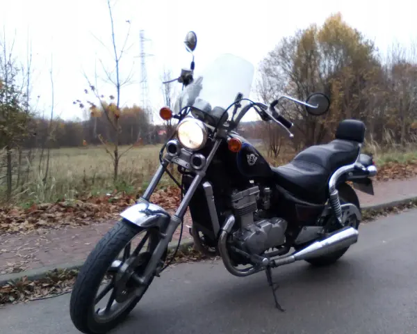Kawasaki EN 500 wady i zalety: klasyczny cruiser z dobrym silnikiem, ale wymaga uwagi przy hamulcach i zawieszeniu. Idealny na spokojne przejażdżki.