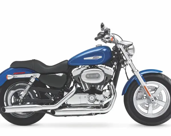 Błękitny motocykl Harley Sportster 1200 z chromowanymi elementami, gotowy na drogę.