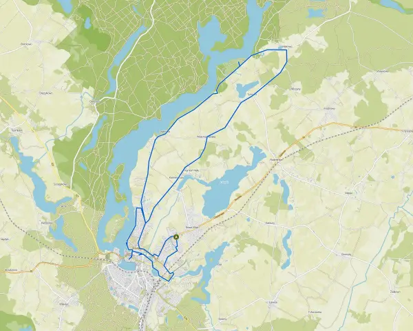 Mapa przedstawia malowniczą trasę wokół Iławy, prowadzącą przez jeziora, lasy i urokliwe wsie.