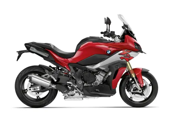 Czerwony motocykl sportowo-turystyczny BMW XR z szarymi akcentami i czarnym siedzeniem, gotowy na przygodę.