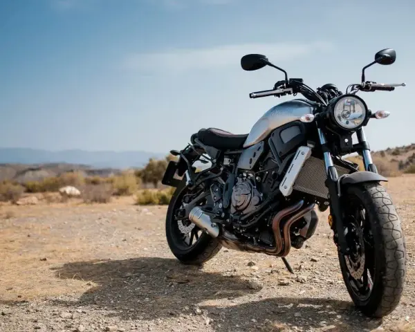 Motocykl Yamaha XSR 700 na pustkowiu. Zastanawiasz się, jakie ciśnienie w oponach motocykla 125? Ten model jest większy, ale warto sprawdzić!